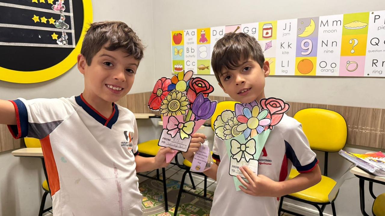 Alunos com bouquets e cartões do Mother's Day
